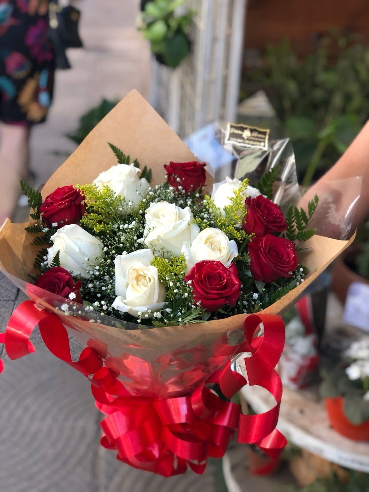Buquê rosas vermelhas e brancas